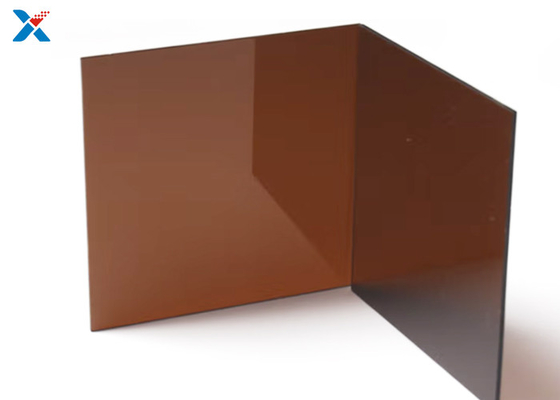 Taglio di strato acrilico di plastica tinto scuro del plexiglass bronzeo per graduare i pannelli secondo la misura